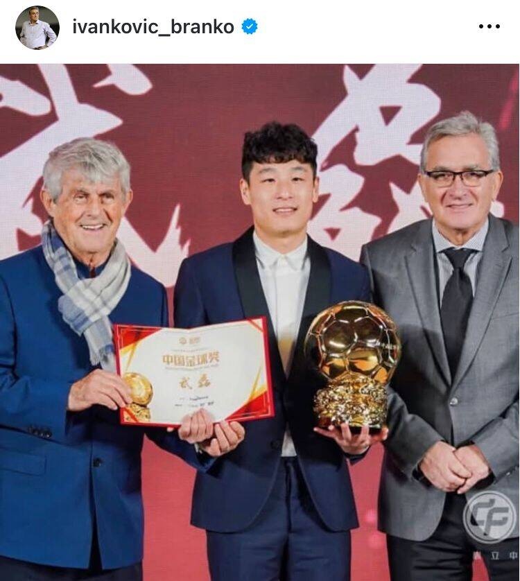  出席中國金球獎(jiǎng)?lì)C獎(jiǎng)儀式，伊萬曬與武磊、米盧同框照片