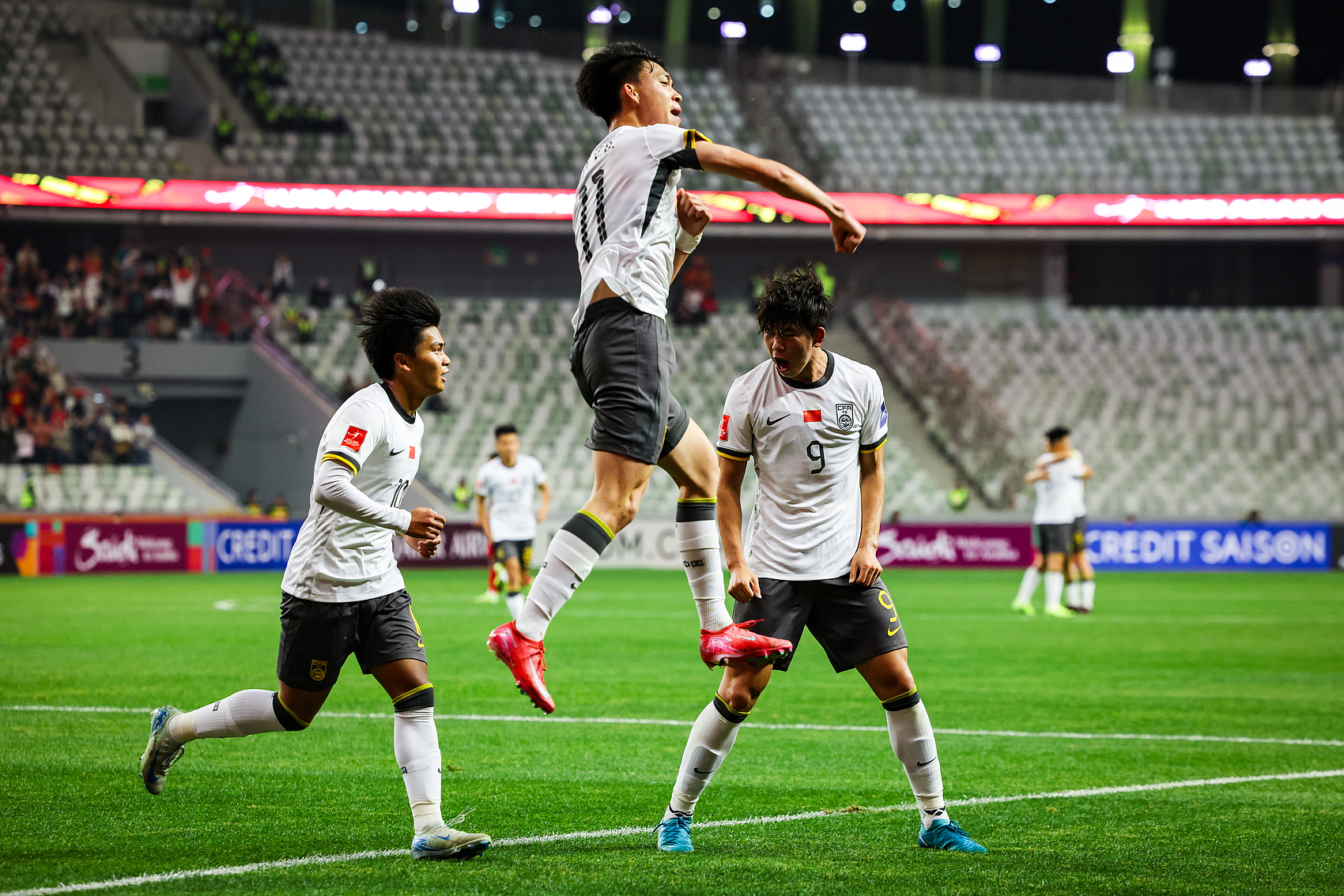  全面壓制！國青半場控球率高達7成，射門比9-3，造對方3張黃牌