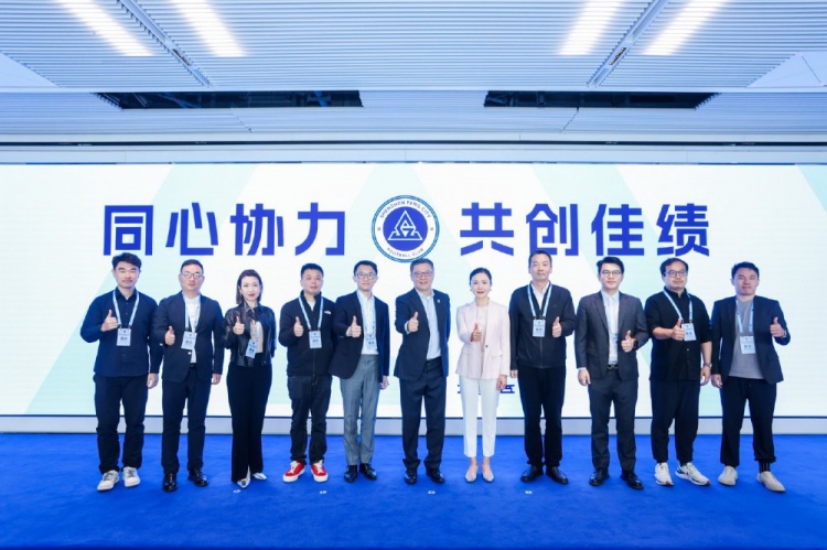 足球報:10家企業捧場新賽季出征儀式,深圳新鵬城進一步做強做優