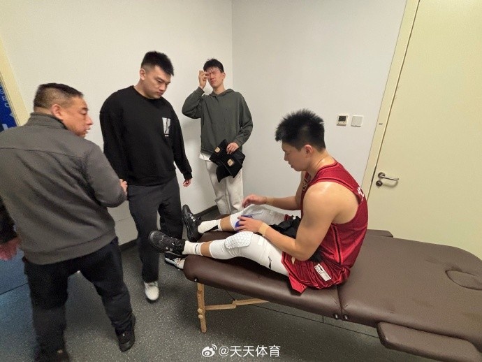 京媒:雷蒙感覺小腿外側肌肉拉傷 今晚缺陣&明天去醫院檢查