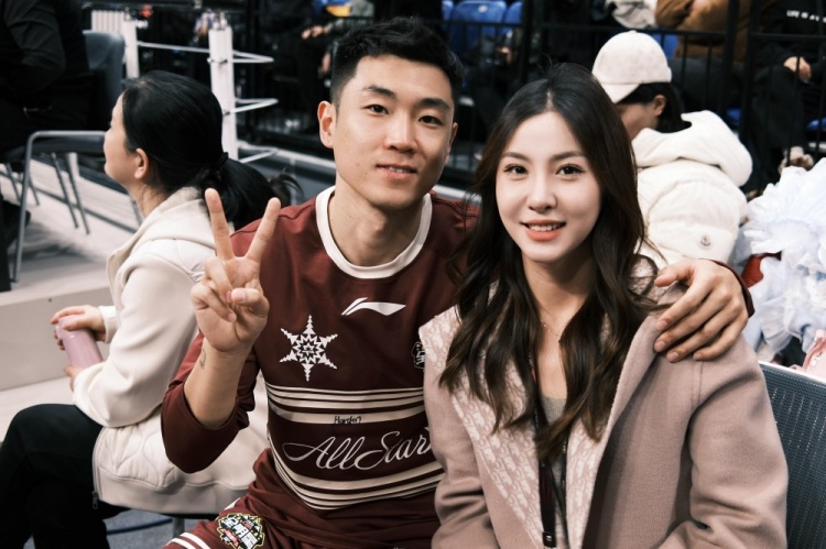 很搭!高詩巖妻子曬多張美照:打卡全明星 吉林下次見
