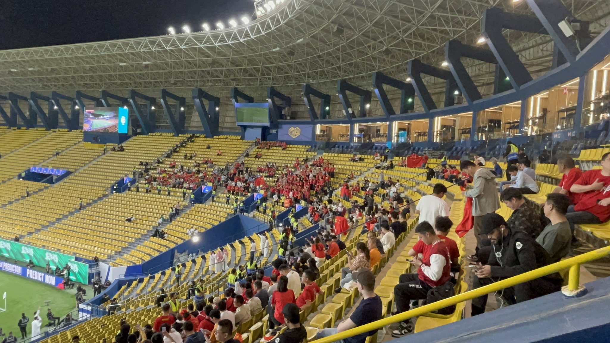  球票已售罄！中國球迷已經入場，坐在球場上層沙特球迷區上方