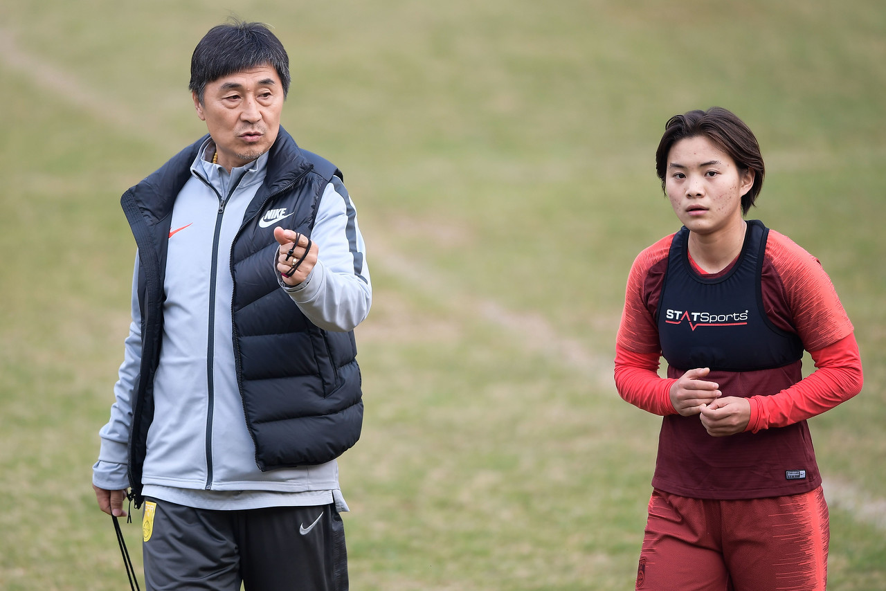  王霜與網友互動時談賈秀全“茶葉梗”：不需要買，是他送我們喝