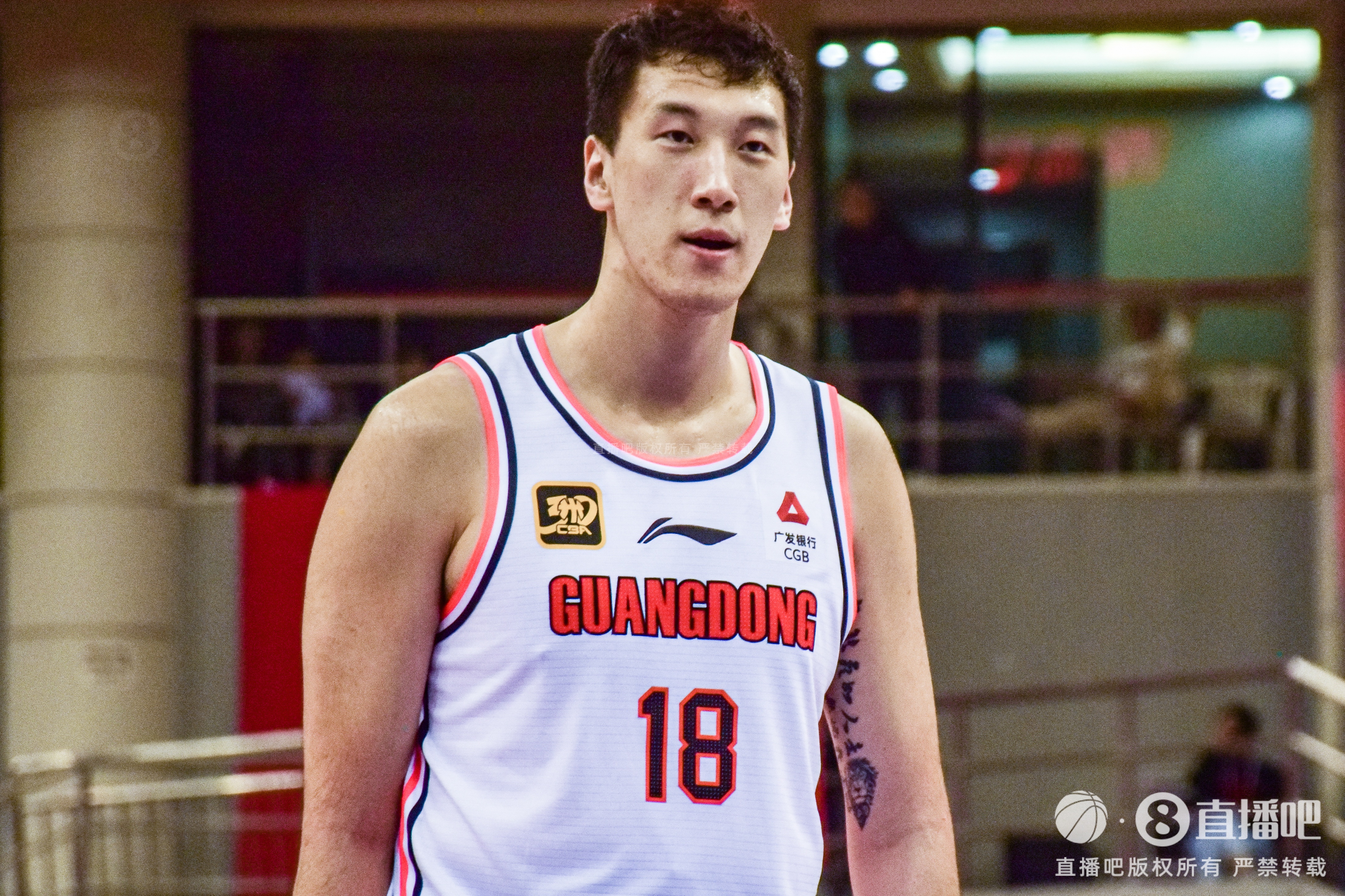 拼盡全力!杜潤旺三分8中6拿到18分2斷&6犯離場 正負值+19最高