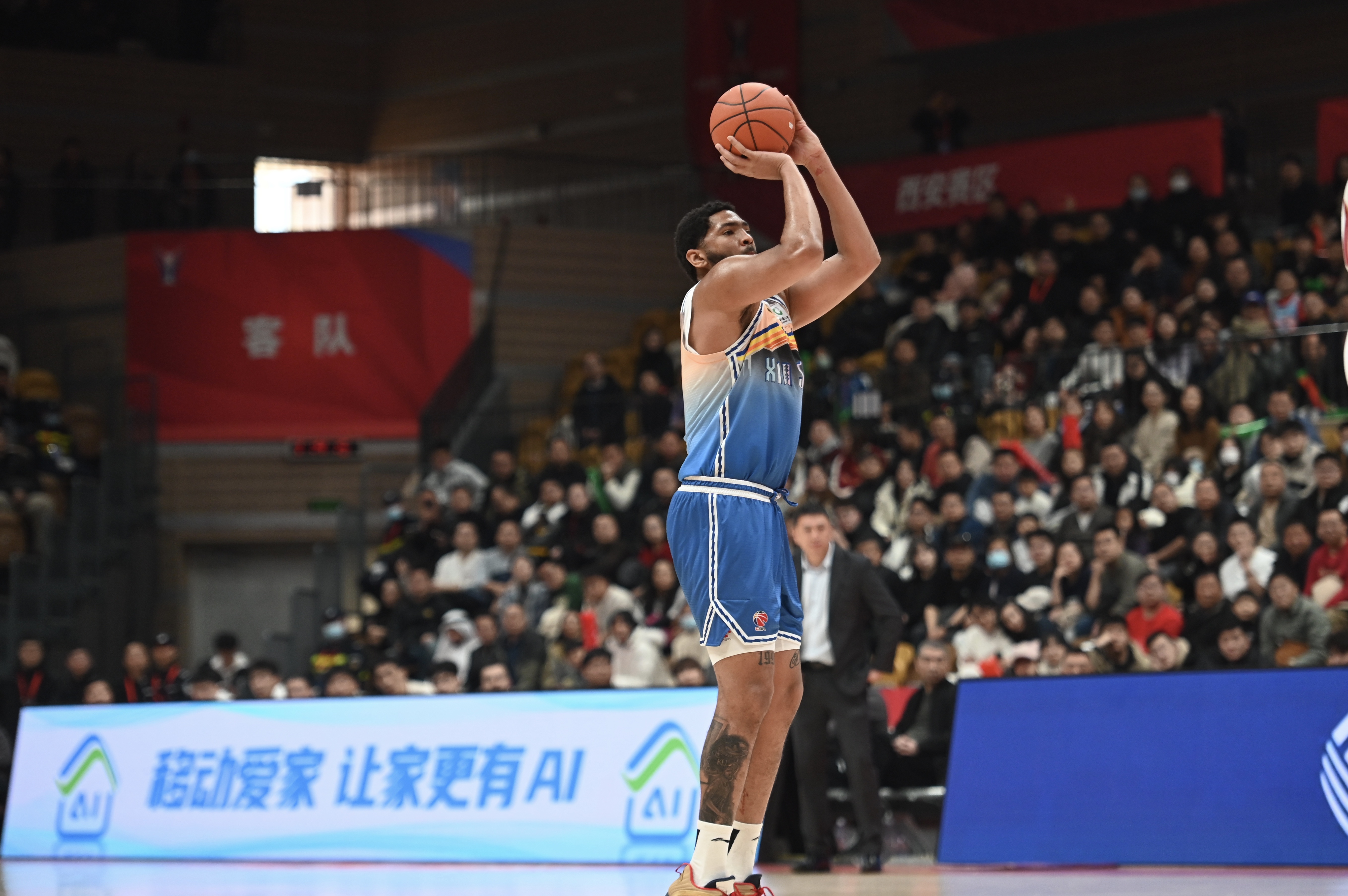  手感火熱！勞森半場7中6高效砍下17分5籃板 首節15分